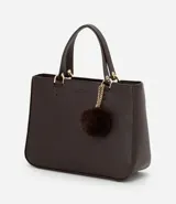 Cartera satchel mediana color beige, con cierre de cremallera, correa de mano y bretel largo desmontable. Incluye un llavero de pompón de piel sintética.