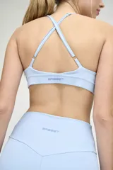 Top deportivo celeste con escote bajo y cintura con elástico de 3cm.