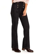 Jeans de denim gris oscuro, estilo bootcut de tiro alto, con costuras frontales verticales que estilizan la pierna y cierre de doble botonadura metálica en la parte delantera.