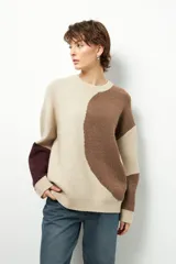 Sweater de jacquard con diseño en tres tonos: beige, marrón y bordó. De cuello redondo y manga larga.