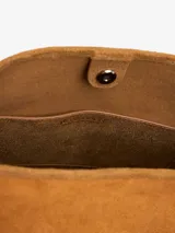 Bolso marrón de algodón y cuero, tipo bucket, con asa superior fija con eslabón metálico y cierre interno con botón a presión.