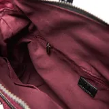 Cartera tipo tote marca XL, color bordó, confeccionada en material textil. Cuenta con doble asa superior, correa ajustable extraíble, bolsillos frontales con cierre y detalle de llavero trenzado.