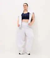 Pantalón deportivo gris melange de corte barrel, confeccionado en moletón con cintura elastizada y bolsillos funcionales.
