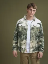 Camisa tipo chaqueta de franela escocesa con bolsillos de parche en el pecho.