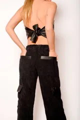 Pantalón cargo de pana negro con bolsillos laterales con solapa y cintura elástica.