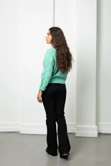 Jean de corte flare con botamanga oxford, confeccionado en denim elastizado de color negro.