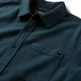 Camisa de manga larga confeccionada en franela de algodón orgánico, con cuello clásico, cierre frontal de botones y un bolsillo en el pecho.