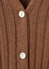 Cardigan de punto en canalé, color marrón, con escote en V y cierre frontal con botones.