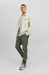 Pantalón chino verde oliva con cierre de cremallera.