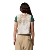 Chaqueta Columbia modelo Acker Rock Twill de corte corto, color blanco con cuello en contraste color tostado y botones metálicos. Presenta bolsillos frontales en el pecho y bolsillos laterales de gran tamaño con solapa, además del logo bordado de la marca en el pecho.