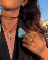 Anillo de diseño orgánico y macizo con forma irregular, elaborado artesanalmente en metal.