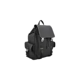 Mochila Gucci color negro con el monograma GG grabado en todo el tejido. Cuenta con solapa superior, cierres de hebilla metálica plateada con el logo grabado, bolsillos laterales con solapa y cordón ajustable de cierre.