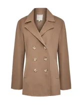 Chaqueta tipo abrigo cruzado de color caramelo, con solapas amplias, doble abotonadura frontal y bolsillos laterales. Confeccionada en una mezcla de lana y cashmere, presenta una silueta estructurada y elegante.