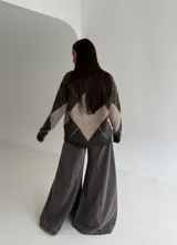 Sweater de tejido de punto con diseño de rombos en tonos chocolate y beige, de corte holgado y manga larga.