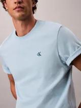 Remera de manga corta Calvin Klein color celeste, con cuello redondo y el monograma CK bordado en contraste en el pecho.