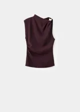 Blusa sin mangas de color marrón oscuro, con diseño asimétrico y cuello redondo. Presenta un detalle metálico en uno de los tirantes, fruncido lateral y un corte entallado al cuerpo.