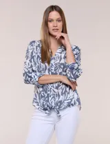 Blusa Hope & Harlow de gasa estampada con patrón floral en tonos azul y blanco, escote en V con botones frontales, mangas largas regulables y nudo decorativo en el ruedo.
