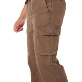 Pantalón cargo Rip Curl de corte relajado, color marrón, con cintura elástica con cordón de ajuste y bolsillos laterales con solapa en las piernas.