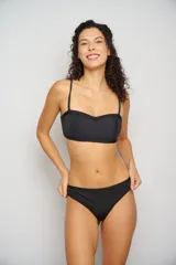 Top de bikini negro con escote corazón y tirantes finos regulables.