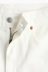 Short de denim de algodón de talle alto y diseño de cinco bolsillos, en color blanco.