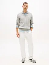 Zapatillas tipo runner de Tommy Hilfiger en tonos gris y gris oscuro, con detalles en blanco. Confeccionadas en una mezcla de cuero y textil, cuentan con pasadores blancos, suela de goma blanca y diseño lateral característico de la marca.