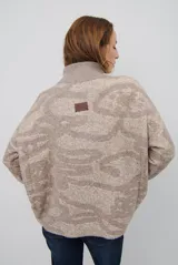Buzo de tejido de punto con cierre frontal, cuello alto y diseño estampado en tonos beige y marrón.