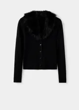 Cardigan de punto de canalé con cuello en V, manga larga y cierre delantero de botones. Presenta un detalle de pelo sintético en el cuello.