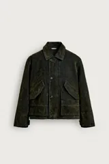 Cazadora regular fit confeccionada en terciopelo de algodón con estructura y ligeramente acolchada en su interior. Cuenta con cuello solapa, manga larga acabada en trabilla ajustable, bolsillos con solapa en la cadera y cierre frontal de botones.
