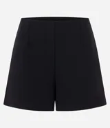 Short sastre de tiro medio confeccionado en crepé, con corte evasé estructurado y acabado limpio. Presenta un diseño minimalista con bolsillo trasero decorativo.