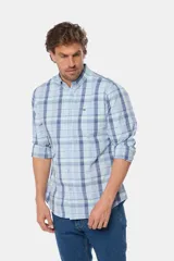 Camisa de manga larga con estampado a cuadros, corte regular y logo bordado.
