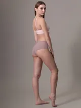 Bombacha hipster de cintura alta color piel, marca Calvin Klein, con logo en la cintura y cobertura trasera moderada.