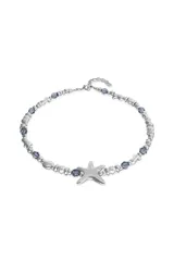 Collar de diseño artesanal con cuentas metálicas plateadas, cristales facetados en tono azul y un dije central en forma de estrella de mar.