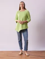 Blusa verde manzana en tejido acanalado, marca Ruby Rd. Largo de mangas ¾ con abertura y botones. Terminación de ruedo asimétrico.