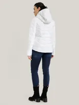 Campera blanca acolchada con cierre de cremallera, cuello alto con capucha, mangas largas y bolsillos laterales con cremallera.