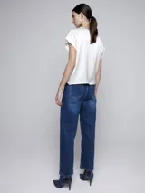 Pantalón de jean clásico de tiro alto, corte recto y pierna ancha.