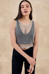 Musculosa plateada de red con calados y calce oversize.