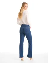 Jegging de tiro medio-alto con cintura elástica, bolsillos delanteros simulados y bolsillos traseros aplicados. Presenta un corte entallado con terminación bootcut.