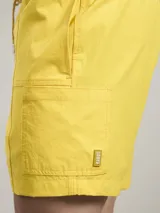 Short de baño color lila con cintura elástica y cordón ajustable.