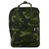 Mochila Topper con diseño de camuflado en tonos verdes, cuenta con un compartimento principal amplio con cierre, un bolsillo frontal con cierre y doble asa superior para llevar en la mano.