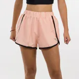 Short deportivo para mujer, color rosa pálido, con cintura elástica fruncida y ribetes negros en los bordes. Presenta un pequeño logo de Diadora en la parte inferior derecha.