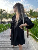 Vestido corto verde manzana de lino, con escote en V con volados y mangas abullonadas.