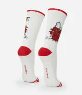 Par de medias blancas de caña larga con puños, talón y puntera en color rojo. Presentan un estampado navideño de Snoopy sobre su casita decorada con luces de colores.