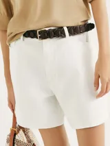 Short de jean de tiro alto, color rojo, con cierre frontal de botón y cremallera, y bolsillos laterales.