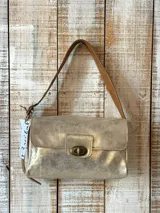 Cartera de cuero con acabado metalizado dorado, diseño rectangular con solapa frontal y cierre de broche giratorio metálico. Posee una correa de hombro en color marrón.