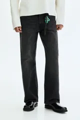 Jean de corte holgado confeccionado en denim de algodón rígido, con diseño de cinco bolsillos, tiro caído y pierna amplia redondeada.