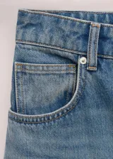 Jeans Leena de corte relajado, tiro alto y diseño de pernera ligeramente cónica en color azul medio con efecto deslavado.