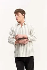 Camisa de manga larga color beige, de tejido texturado con cierre frontal de botones y cuello camisero clásico.