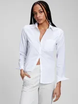 Camisa blanca de manga larga con cuello clásico y bolsillo en el pecho.