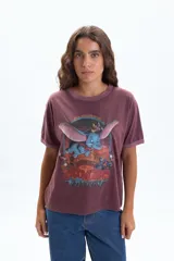Remera de manga corta color marrón con efecto acid wash, corte holgado y estampa frontal de Dumbo de Disney.