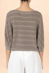 Suéter de punto con acabado metalizado, diseño de rayas horizontales, cuello bote y mangas estilo murciélago con puños ajustados.